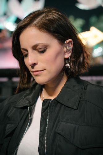 Silbermond Sängerin Stefanie Kloß mit Hörluchs Hörgeräte In-Ear-Monitoring System für Musiker von Hörluchs Hörgeräte